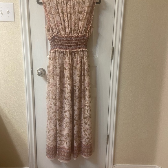 Great condition, like new maxi dress, so comfortable and easy to wear (: - Picture 3 of 7